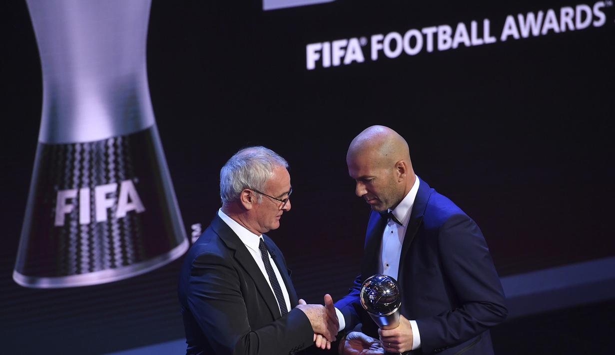 Zinedine Zidane (kanan) melengkapi dominasi Real Madrid sebagai tim terbanyak peraih penghargaan pada ajang  The Best FIFA Football Awards di London, (23/10/2017). Zidane menjadi terpilih menjadi pelatih terbaik 2017. (AFP/Ben Stansall)