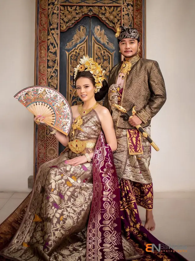 6 Gaya Pemotretan Abash dan Jeje Pakai Baju Adat Bali, Bak Pasangan Prewedding