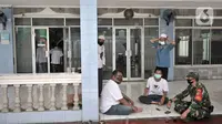 Anggota TNI saat berjaga untuk mengimbau jemaah agar tidak Salat Jumat di Masjid Jami'e Baitussalam, Cipinang, Jakarta, Jumat (10/4/2020). (merdeka.com/Iqbal S. Nugroho)