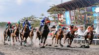 SARGA.CO, perusahaan promotor event olah raga berkuda di Indonesia, siap menggelar kejuaraan pacuan kuda bertajuk BNI Indonesia&lsquo;s Horse Racing: Triple Crown Serie 1 dan Pertiwi Cup 2025, bertempat di Lapangan Pacu Kuda Sultan Agung, Bantul, Daerah Istimewa Yogyakarta (DIY), pada 20 April 2025. (Bola.com/Dok. SARGA.co)