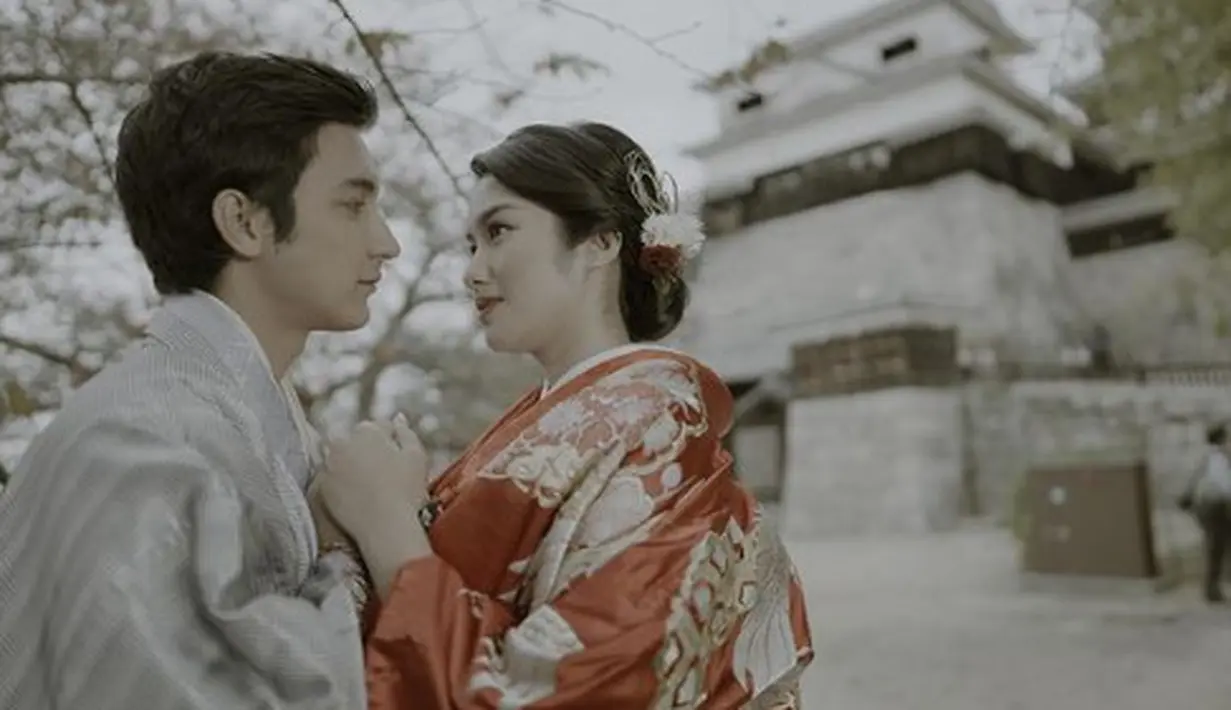 Hanya berbalut kimono, keduanya mengaku kedinginan saat syuting di musim dingin [instagram/ochi24]