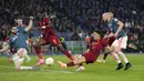 Pemain AS Roma, Paulo Dybala, mencetak gol ke gawang Feyenoord pada laga leg kedua perempat final Liga Europa di Stadion Olimpico, Jumat (21/4/2023). (AP Photo/Alessandra Tarantino)