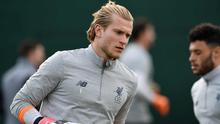Kiper Liverpool, Loris Karius melakukan pemanasan selama latihan jelang menghadapi Manchester City pada leg pertama perempatfinal Liga Champions di Melwood Training Ground di Liverpool, Inggris (3/4). (AFP Photo/Paul Ellis)