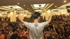 Pendukung Persija, The Jakmania, mengikuti acara nonton bareng sekaligus perayaan ulang tahun Persija di Hotel Royal Regal, Jakarta, Sabtu (28/11/2015). (Bola.com/Vitalis Yogi Trisna)