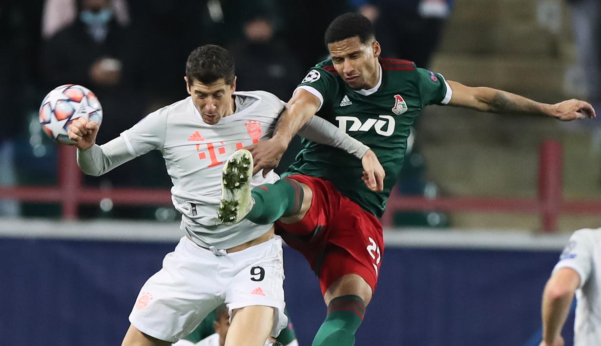 Penyerang Bayern Munchen, Robert Lewandowski, berebut bola dengan bek Lokomotiv Moscow, Murilo Cerqueira, pada laga lanjutan Liga Champions 2020/2021 di RZD Arena, Rabu (28/10/2020) dini hari WIB. Bayern Munchen menang 2-1 atas Lokomotiv. (AFP/Oleg Nikishin/pool)