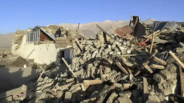 Dalam foto yang dirilis oleh Xinhua News Agency, orang-orang berdiri di antara rumah-rumah yang rusak setelah gempa di Desa Tonglai, Changsuo, Dingri, di wilayah Xigaze, Daerah Otonom Tibet, pada Selasa (7/1/2025).