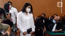 Putri Candrawathi bersiap menjalani sidang lanjutan dalam kasus pembunuhan Brigadir Yosua Hutabarat di Pengadilan Negeri Jakarta Selatan, Rabu (18/1/2023). Agenda sidang kali ini pembacaan tuntutan oleh Jaksa Penuntut Umum. (Liputan6.com/Johan Tallo)