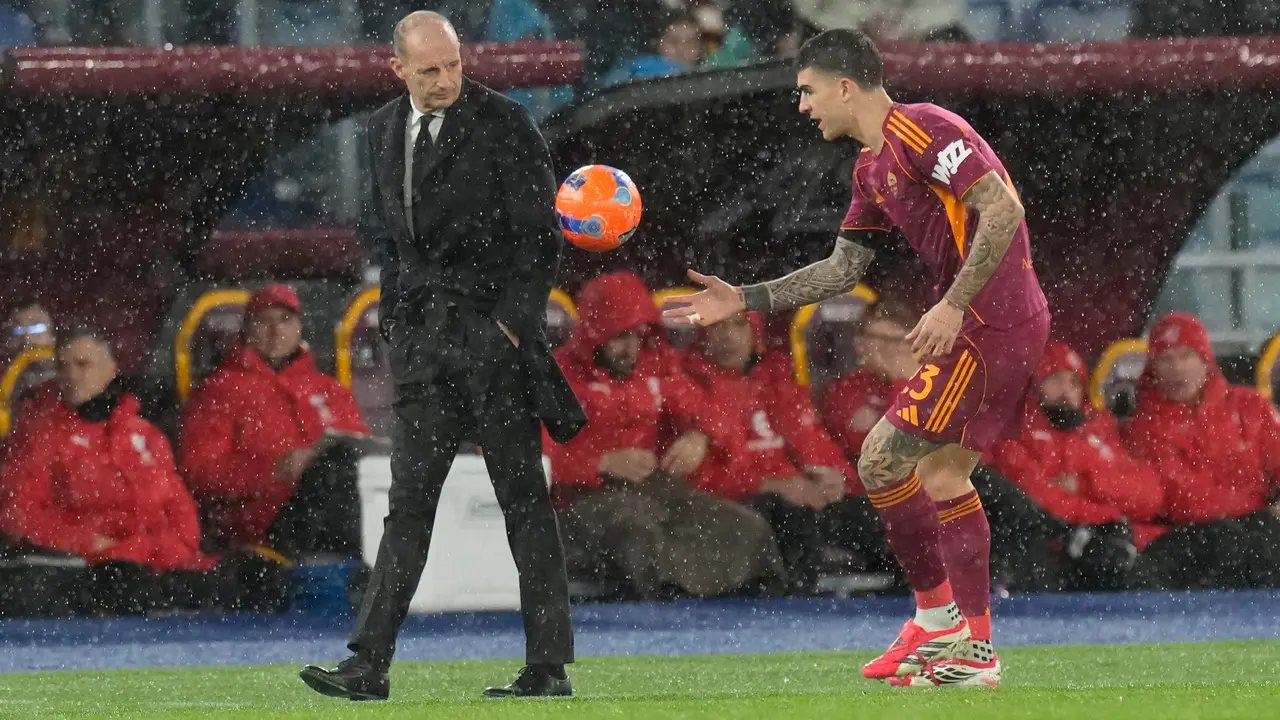 Pelatih AC Milan Massimiliano Allegri (kiri) mengamati pemain AS Roma Gianluca Mancini