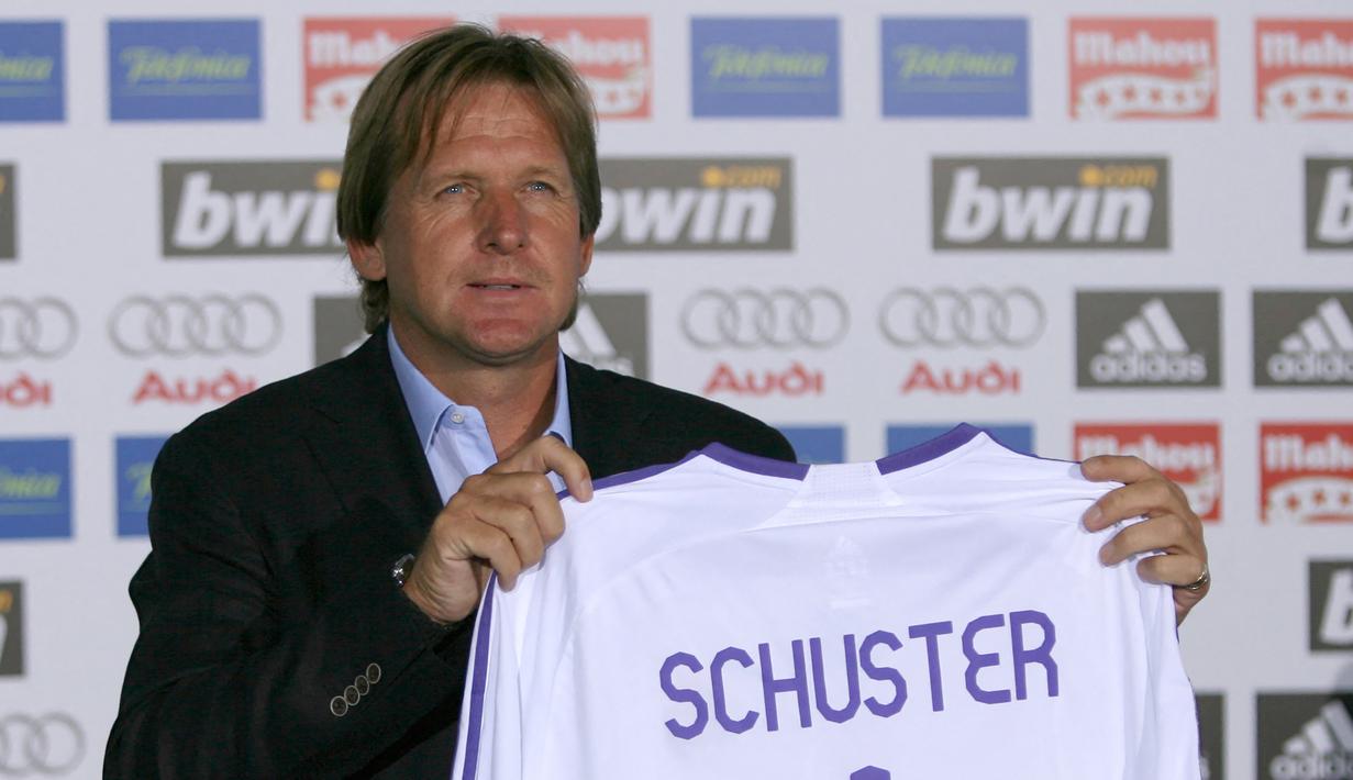 Bernd Schuster. Gelandang serang yang kini berusia 62 tahun dan telah pensiun pada Agustus 1997 bersama UNAM Pumas ini pernah memperkuat Real Madrid selama 2 musim pada 1988/1989 dan 1989/1990 usai didatangkan dari Barcelona pada awal musim 1988/1989 dengan status bebas transfer. Ia total tampil dalam 80 laga di semua ajang dengan torehan 13 gol dan mampu mempersembahkan 2 gelar Liga Spanyol, 1 Copa del Rey dan 1 Supercopa Spanyol. Sebagai pelatih, ia juga pernah membesut Los Blancos selama 1,5 musim pada 2007/2008 dan 2008/2009 dan mampu meraih 1 gelar Liga Spanyol dan 1 Supercopa Spanyol. (AFP/Pierre-Philippe Marcou)