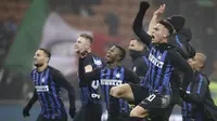 Striker Inter Milan, Lautaro Martinez, bersama rekannya melakukan selebrasi usai mengalahkan Napoli pada laga Serie A di Stadion San Siro, Rabu (26/12). Inter Milan menang 1-0 atas Napoli. (AP/Luca Bruno)