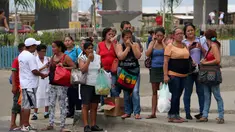 Orang-orang berhamburan ke jalan setelah gempa 6,8 SR mengguncang Pantai Utara Ekuador, Rabu (18/5). Dua gempa menghantam Ekuador, pada pagi hari berkekuatan 6,7 dan gempa susulan menjelang tengah hari dengan kekuatan 6,8 SR. (REUTERS/Patricio Ramos)