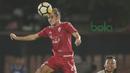 Rezaldi Hehanussa menghalau bola dari kejaran pemain Persebaya, Irfan Jaya pada laga Gojek Liag 1 bersama Bukalapak di Stadion PTIK, Jakarta (26/6/2018). Persija dan Persebaya bermain imbang 1-1. (Bola.com/Nick Hanoatubun)