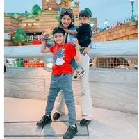 Carissa Putri bersama dua anaknya (Instagram/carissa_puteri)