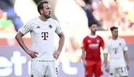 Ekspresi striker Bayern Munchen, Harry Kane usai timnya kalah 2-3 di markas Heidenheim dalam lanjutan Bundesliga 2023/2024, Sabtu (6/4/2024). (Tom Weller/dpa via AP)