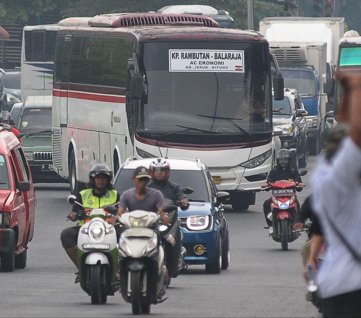 Bus Antar Kota Antar Provinsi (AKAP) melintas di kawasan Pasar Rebo, Jakarta, Sabtu (30/3/2024). Korps Lalu Lintas (Korlantas) Polri mengambil langkah tegas untuk menindak semua kendaraan, khususnya bus, yang menggunakan klakson tidak standar atau 'telole