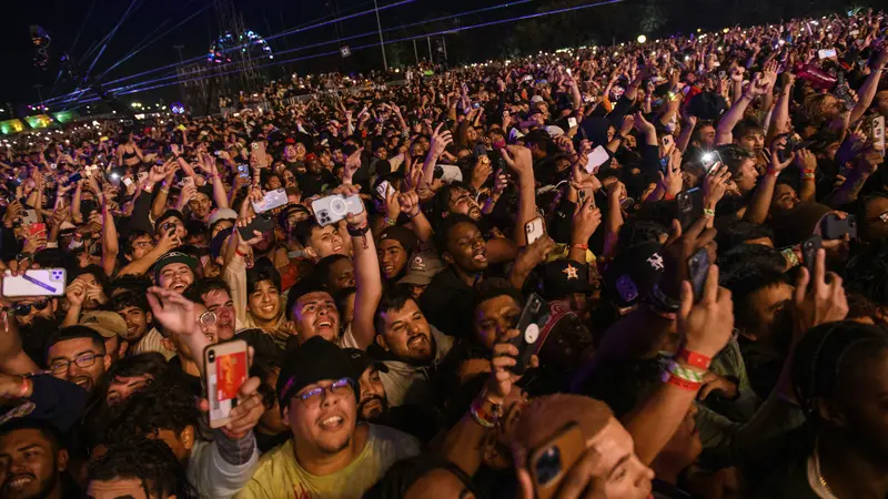 Para penonton Astroworld Festival  saat menyaksikan penampilan Travis Scott. (Jamaal Ellis/Houston Chronicle via AP)
