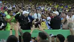 Kericuhan suporter Argentina dan petugas keamanan sebelum laga Kualifikasi Piala Dunia 2026 antara Brasil melawan Argentina di Stadion Maracana, Brasil, Rabu (22/11/2023) WIB. (AP Photo/Silvia Izquierdo)
