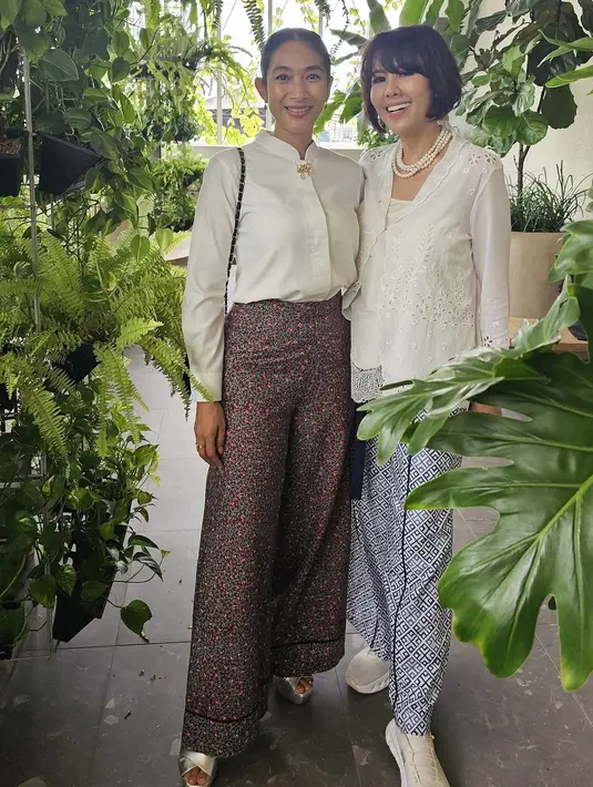 Menariknya, Happy selalu berhasil memadukan wastra dengan gaya modern sehingga tampilannya jauh dari kesan jadul dan justru terlihat elegan serta stylish. [@happysalma].