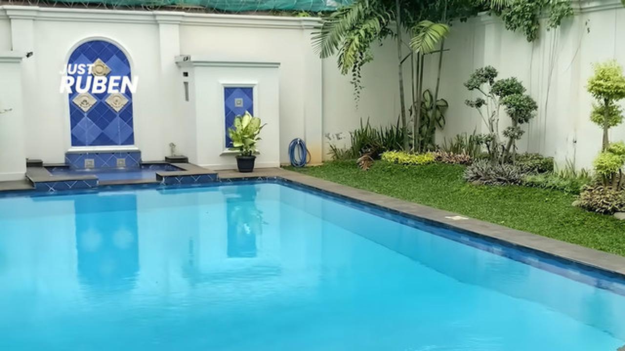 Model Taman di Rumah Ruben Onsu, Asri dengan Kolam Renang Biru