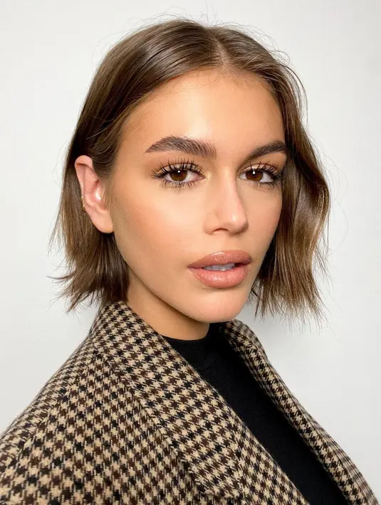 <p>Tucked soft-wave bob yang diselipkan di belakang telinga, Kaia Gerber membiarkan penampilan rambutnya terlihat sangat alami, juga apik secara bersamaan. Foto: Instagram.</p>
