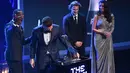 Aktor Inggris Idris Elba bereaksi setelah penyerang Arsenal, Olivier Giroud meraih penghargaan Puskas Award 2017 lewat gol kalajengkingnya dalam rangkaian FIFA The Best Award 2017 di The London Palladium, Senin (23/10). (Ben STANSALL/AFP)
