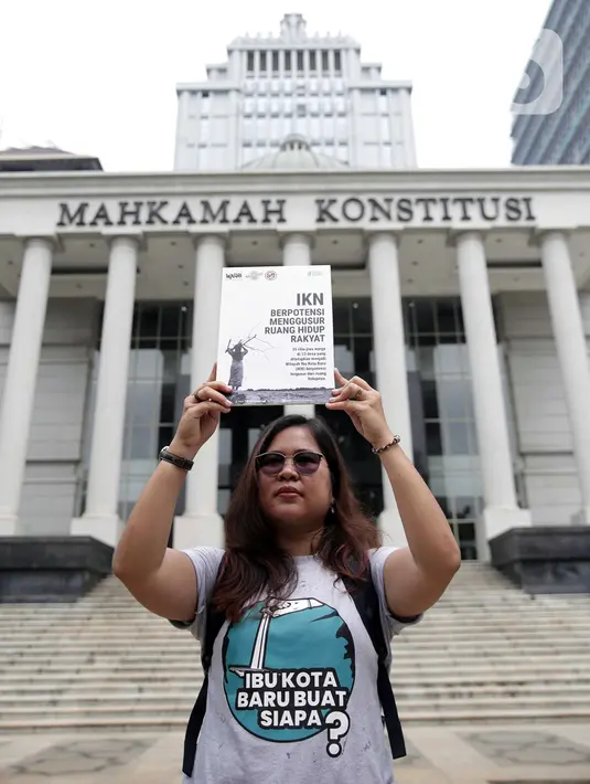 Aliansi Rakyat Gugat Pemindahan Ibu Kota Negara melakukan aksi usai mengajukan berkas uji materi UU IKN di depan Gedung Mahkamah Konstitusi, Jakarta, Jumat (1/4/2022). UU IKN dianggap mengabaikan pertimbangan yang disampaikan rakyat dan akademisi. (Liputan6.com/Faizal Fanani)