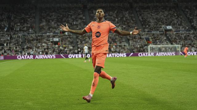 Marcus Rashford dari Barcelona merayakan gol kedua bagi timnya dalam laga pembuka Liga Champions antara Newcastle dan Barcelona di Newcastle, Inggris, Jumay (19/9/2025) dini hari WIB. (AP/Jon Super)