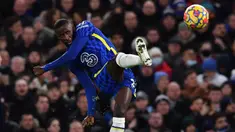 Chelsea terpaksa harus kehilangan bek tengah tangguhnya, Antonio Rudiger pada musim panas 2022. Bahkan, pemain asal Jerman tersebut dilepas menuju ke Real Madrid dengan status bebas transfer atau gratis. Padahal, The Blues kala itu harus menebus harga 38 juta euro dari AS Roma pada 2017 lalu. Rudiger sendiri berhasil tampil konsisten selama di Stamford Bridge bahkan mampu memberikan sejumlah titel bergengsi untuk Chelsea. (AFP/Ben Stansall)