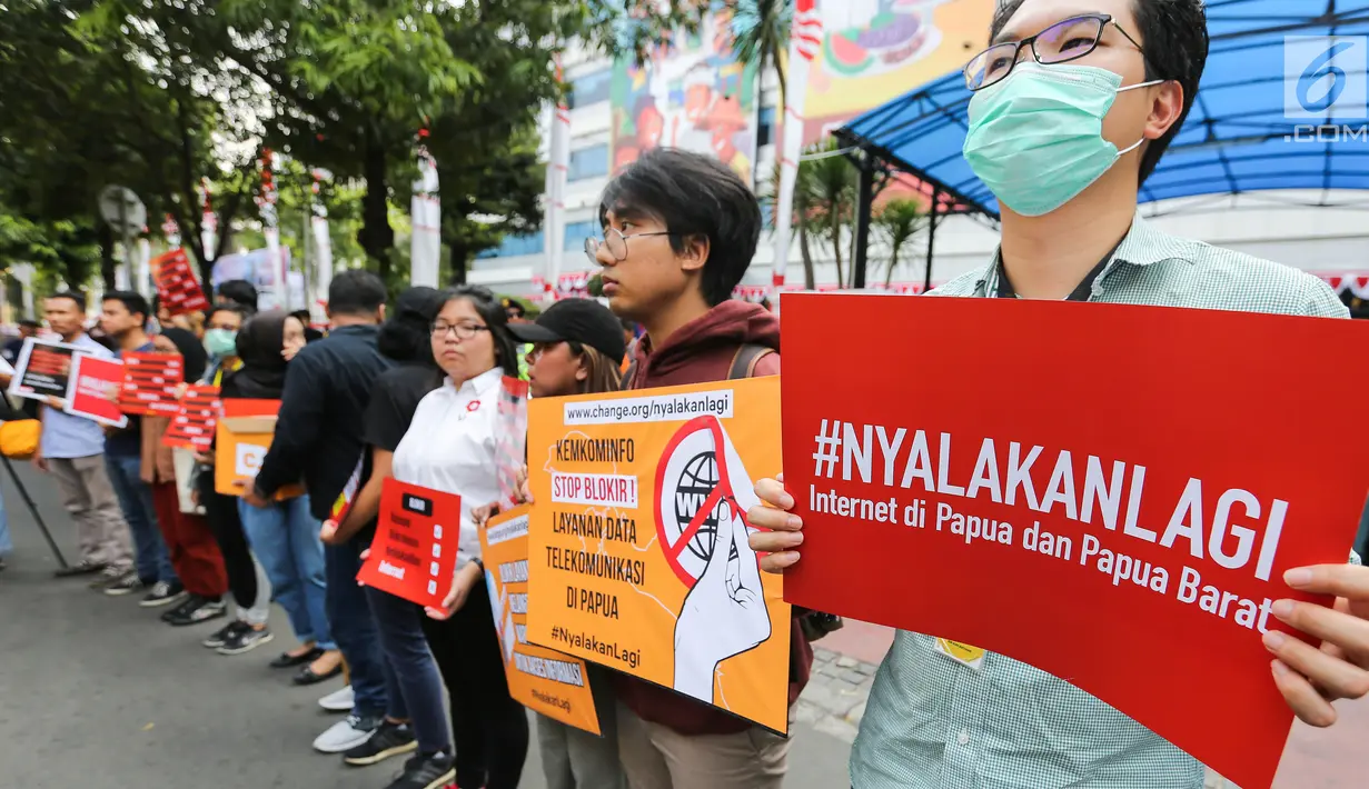 Masa aksi dari berbagai aliansi dan LBH menggelar aksi depan kantor Kominfo, Jumat (23/8/2019). Aksi solidaritas menolak pembatasan akses informasi dan internet di Papua dan Papua Barat itu meminta Kominfo mencabut pemblokiran akses internet. (Liputan6.com/Fery Pradolo)