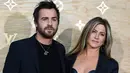 Justin Theroux dan Jennifer Aniston merupakan pasangan suami istri yang jarang mengumbar kemesraan namun kerap terlihat romantis. Saling percaya nampaknya menjadi faktor utama di rumah tangganya yang harmonis. (AFP/Bintang.com)