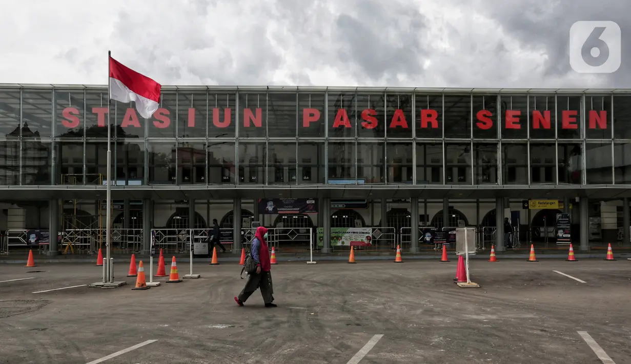 Suasana Stasiun Pasar Senen, Jumat (24/4/2020). Terkait larangan mudik Lebaran 2020, Stasiun Pasar Senen untuk sementara tidak melayani keberangkatan kereta jarak jauh dari tanggal 24 sampai 30 April 2020 mendatang. (Liputan6.com/Johan Tallo)