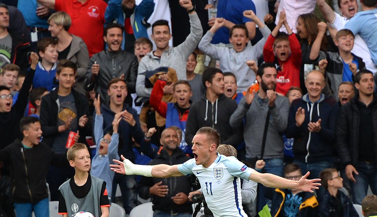 Jamie Vardy merayakan golnya ke gawang Wales yang membuat kedudukan menjadi imbang 1-1 pada laga Euro 2016 grup B di Stadion Bollaert-Delelis, Lens, Kamis (16/6/2016). (AFP/Denis Charlet)