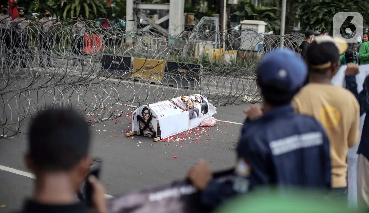 Beranda bertempelkan gambar para menteri dihadirkan saat massa yang tergabung dalam BEM Nusantara menggelar aksi di kawasan Patung Kuda, Jakarta, Kamis (1/9/2022). Dalam aksinya mereka menolak naiknya harga BBM yang dinilai merugikan rakyat kecil. (Liputan6.com/Faizal Fanani)