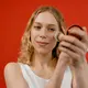 Cloud skin menjadi tren makeup dengan hasil semi matte dan dewy yang membuat kulit tampak halus, sehat, dan natural. [Dok/Pexels.com/MART PRODUCTION].