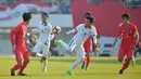 Gelandang Indonesia U-19, Muhammad Iqbal, mengontrol bola saat pertandingan melawan Korea Selatan (Korsel) pada kualifikasi Piala Asia U-19 2018 di Stadion Paju, Sabtu (4/11/2017). Korsel menang 4-0 atas Indonesia. (AFP/Kim Doo-Ho)