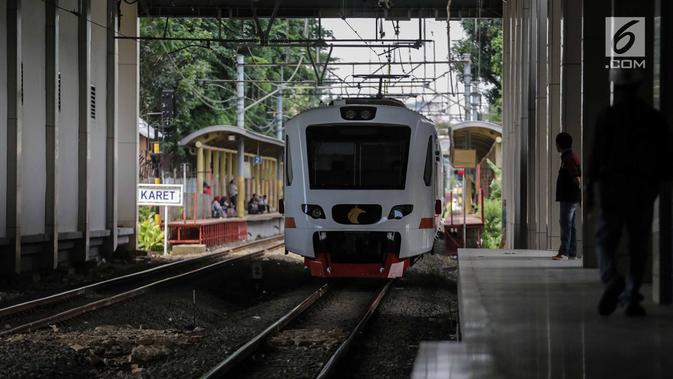 Rangkaian kereta Bandara Soekarno-Hatta yang mulai beroperasi memasuki peron stasiun Sudirman Baru, Jakarta, Selasa (26/12). (Liputan6.com/Faizal Fanani)