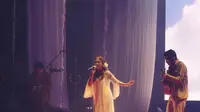 Ngefans Sejak Lama, 7 Potret Kebahagiaan Nadin Amizah Jadi Pembuka Konser Aurora di Malaysia