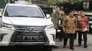 Ketua Umum Partai Gerindra Prabowo Subianto (tengah) saat tiba di Kantor DPP PKS, Jakarta, Senin (30/7). Kunjungan Prabowo ke DPP PKS untuk membahas hasil pertemuannya dengan Partai Demokrat. (Liputan6.com/Herman Zakharia)