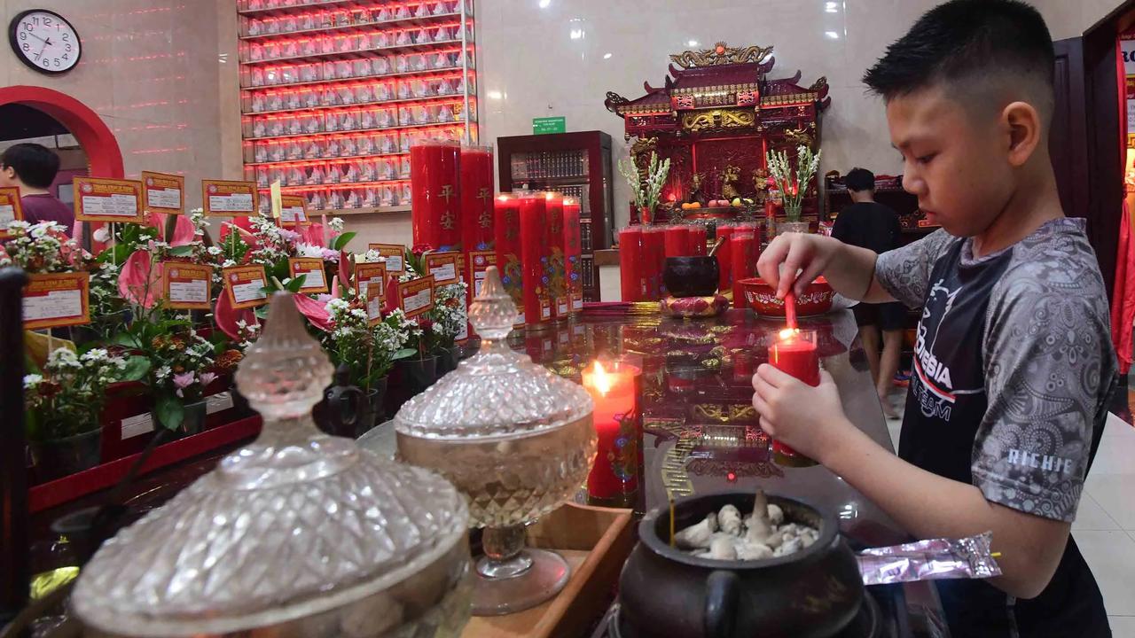 FOTO: Khidmat Sembahyang Malam Imlek di Wihara Kwan In Thang Tangerang Selatan