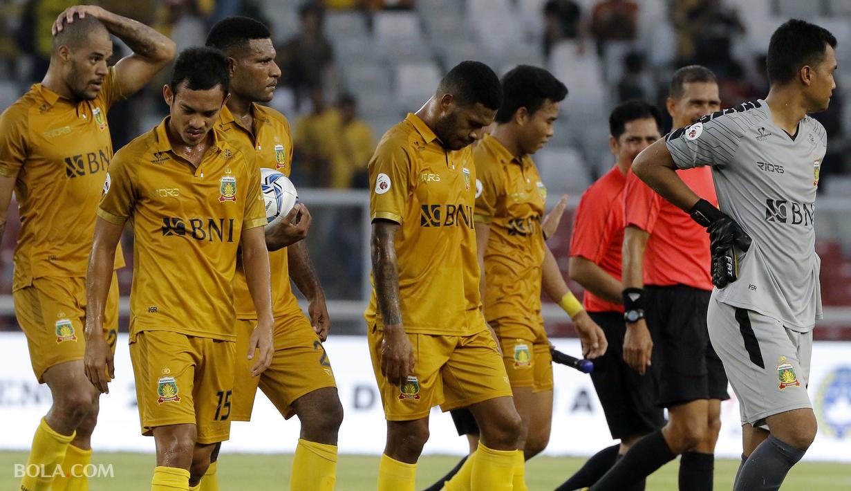 Para pemain Bhayangkara FC tertunduk lesu usai mengalami kekalahan melawan FC Tokyo dengan skor 4-2 dalam laga persahabatan di Stadion Utama Gelora Bung Karno, Senayan Jakarta pada Sabtu (27/1/2018).  (Bola.com/Peksi Cahyo)