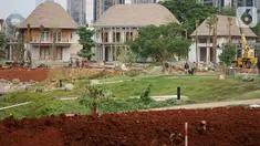 Pekerja menyelesaikan pengerjaan revitalisasi hutan kota di kompleks Gelora Bung Karno (GBK), Jakarta, Selasa (15/10/2019). Revitalisasi hutan kota yang akan dinamai Hutan Kota by Plataran ini segera selesai dan direncanakan dibuka pada 19 Desember 2019 mendatang. (Liputan6.com/Immanuel Antonius)