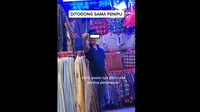 Pria yang diduga pedagang di pasar Gedebage mengacungkan pisau ke pembeli perempuan sambil marah-marah. (Foto: screenshot video di akun Twitter @zoelfick).