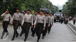 Sejumlah petugas berjaga di sekitar lokasi sidang kasus penodaan agama di Jakarta, Selasa (11/4). Sidang tuntutan ditunda karena jaksa penuntut umum (JPU) belum merampungkan pengetikan berkas dakwaan yang hendak dibacakan. (Liputan6.com/Immanuel Antonius)
