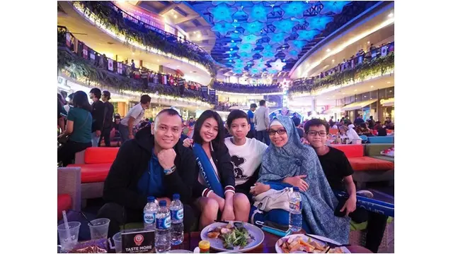 Potret Andra dan keluarga saat nobar piala dunia, kompak banget.