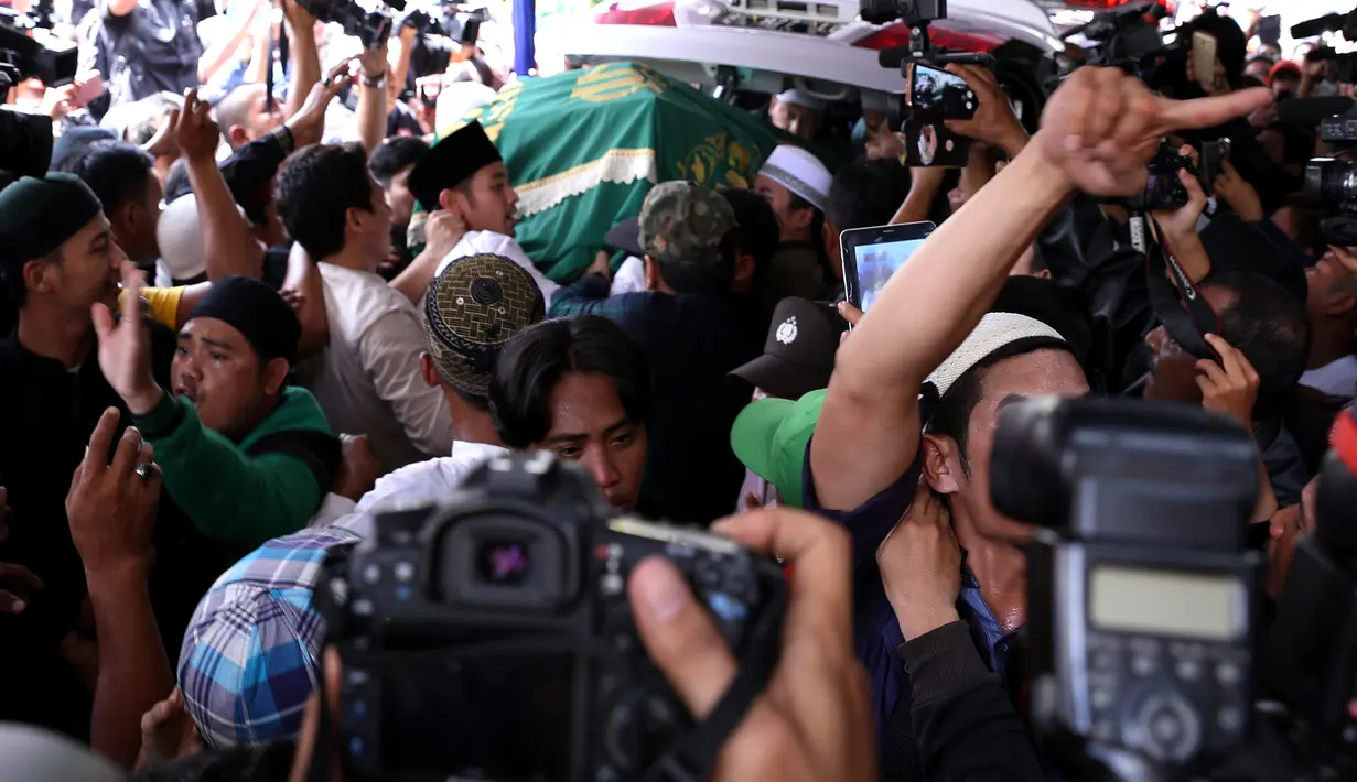 Ketika peti jenazah akhirnya dikeluarkan dari mobil