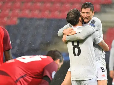 Penyerang Bayern Munchen, Robert Lewandowski, merayakan gol yang dicetaknya ke gawang Salzburg pada laga lanjutan Liga Champions 2020/2021 di Stadioin Wals-Siezenheim, Rabu (4/11/2020) dini hari WIB. Bayern Munchen menang 6-2 atas Salzburg. (AFP/Barbara Gindl/APA)