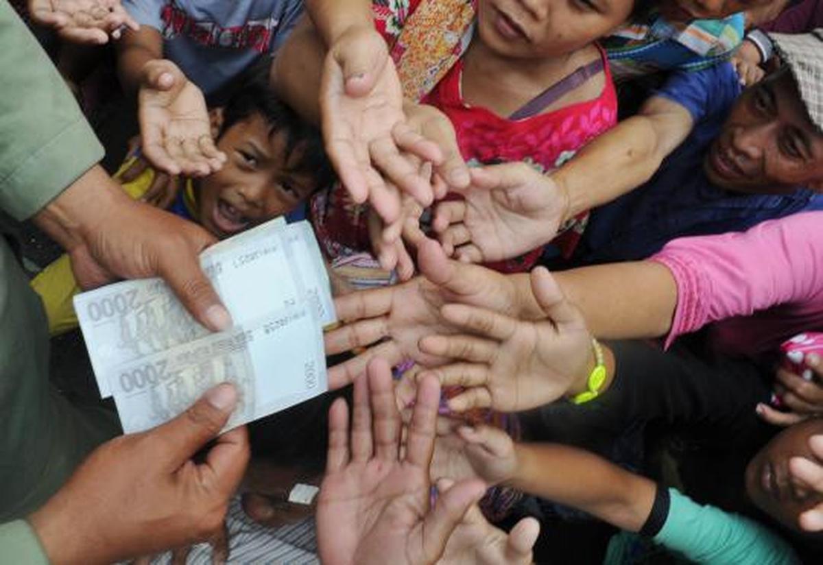 Warga berebut angpao di Vihara Dharma Bakti