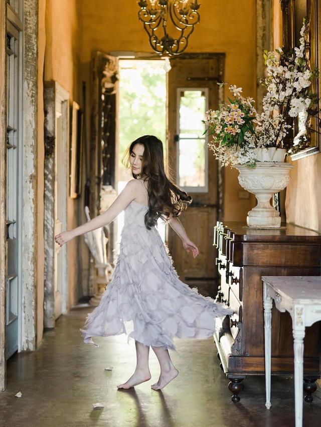 Gaya Pemotretan Agatha Chelsea Pakai Gaun, Bak Putri Bangsawan. (Sumber: Instagram/agatha_chelsea)