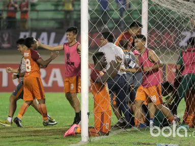 Para pemain Pusamania Borneo FC, merayakan kemenangan usai mengalahkan Madura United lewat adu penalti pada babak delapan besar Piala Presiden 2017 di Stadion Manahan, Solo. Jumat (25/2/2017). (Bola.com/Nicklas Hanoatubun)