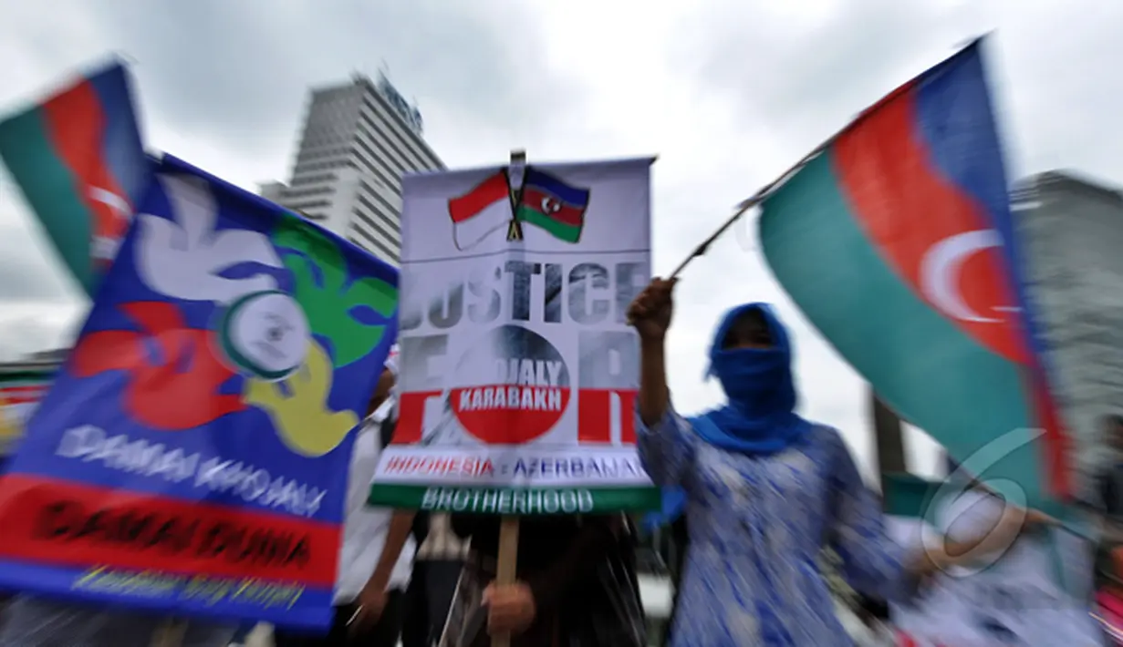 Massa membawa bendera Azerbaijan saat aksi di Bundaran HI, Jakarta, Senin (23/2/2015). (Liputan6.com/Faizal Fanani)